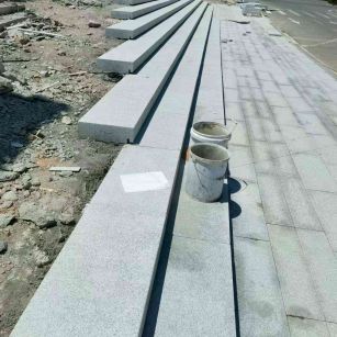 湖州 芝麻白整石台阶，施工现场