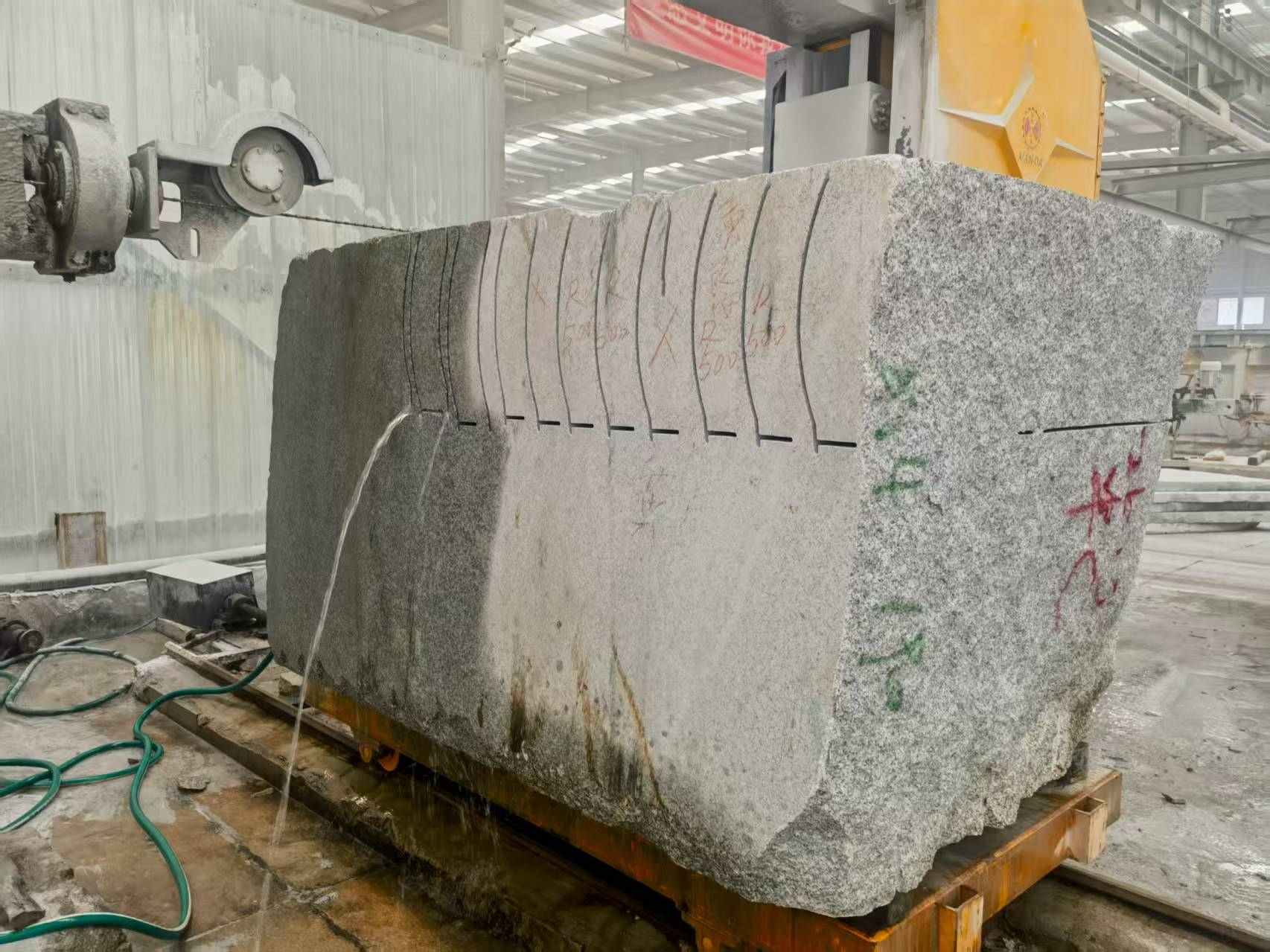 湖州 602，大花芙蓉白，绳锯加工弧形路沿石