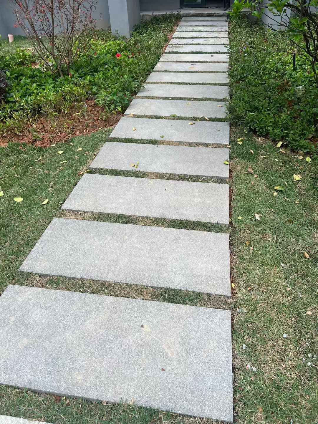 湖州 芝麻黑小区踏步、汀步石铺装效果