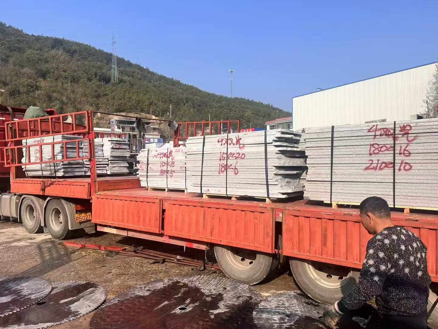 湖州 芝麻灰花岗岩光面毛板出货日常